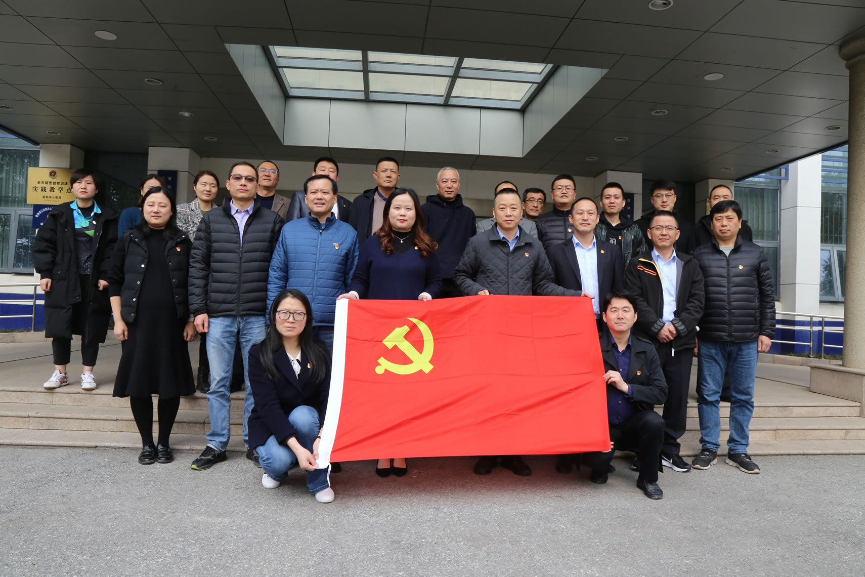 2021年3月，五彩堂港党支部与滨江派出所党支部开展支部共建活动