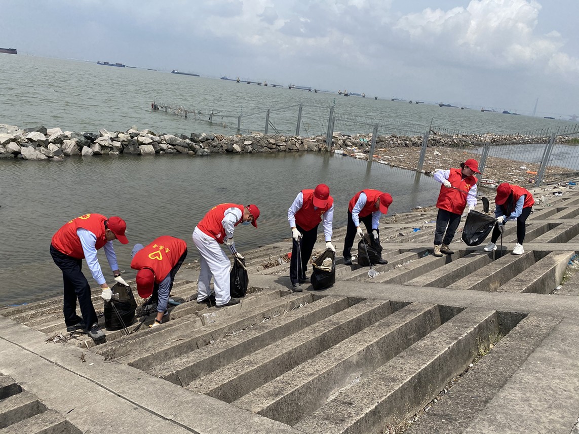 2021年4月，五彩堂港口党支部开展清理长江江岸生活垃圾和为节假日前堵塞路段司机爱心送水活动