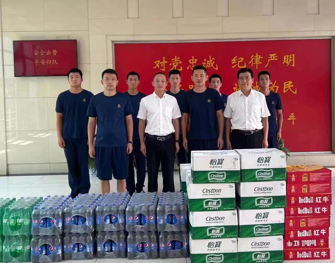 2022年7月，五彩堂港口党支部组织开展慰问滨江消防救援站官兵活动