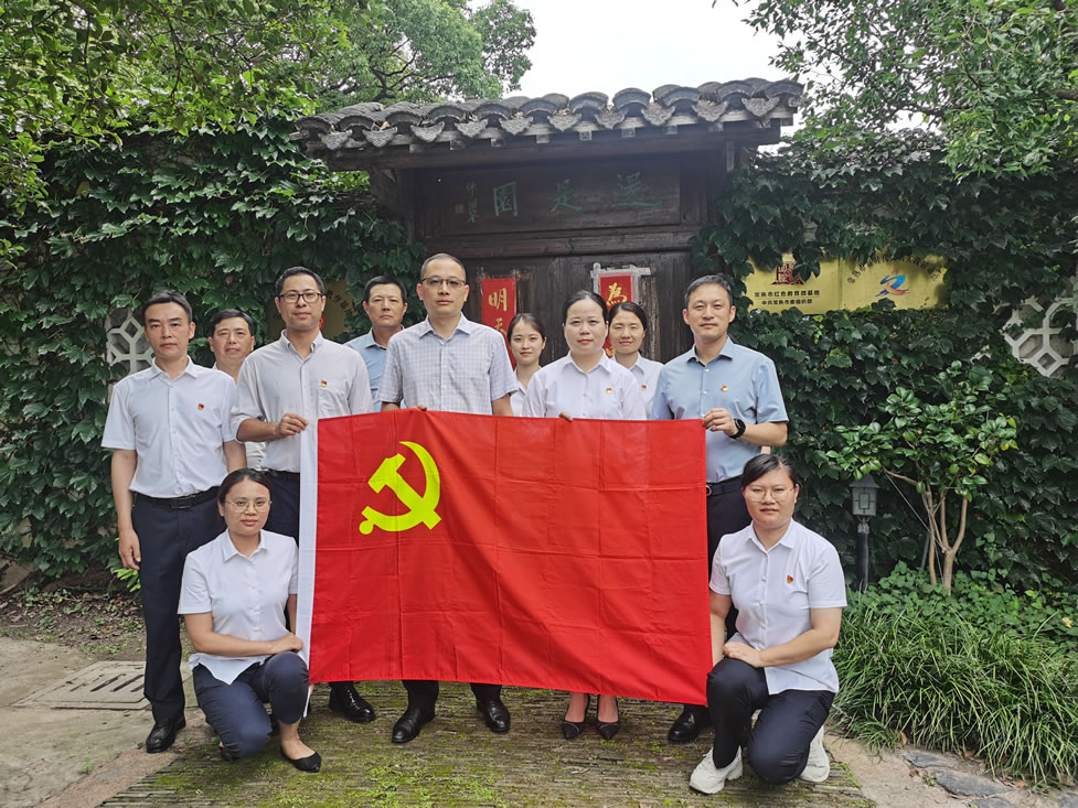 2023年7月，五彩堂港口党支部组织党员干部参观仲国鋆故居