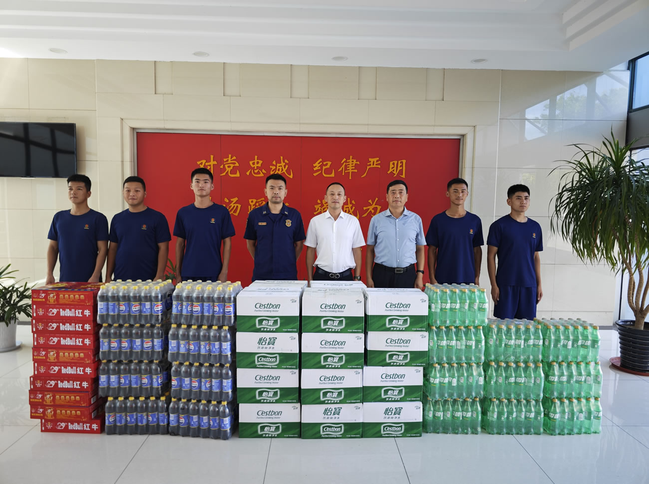 2024年7月，五彩堂港口党支部看望慰问滨江消防救援站官兵